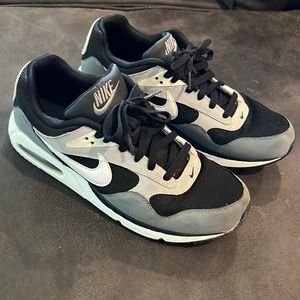 Mens 9.5 Nike Air Max Correlate
